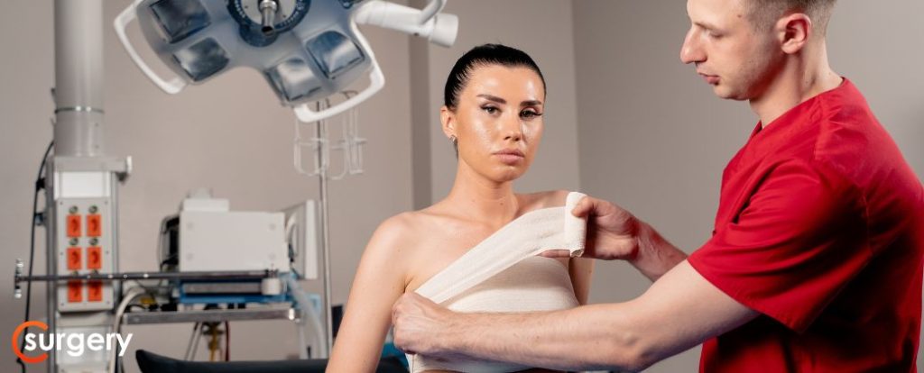 איזה ניתוחים עושה כירורג שד - אח או חובש מטפל בחבישה של מנותחת לאחר טיפול. בצד שמאל למטה לוגו אתר surgery