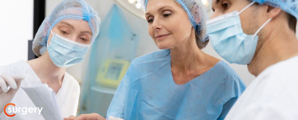 איזה ניתוחים עושה כירורג שד - 3 מנתחות בחדר הניתוחים ובצד שמאל למטה לוגו אתר surgery