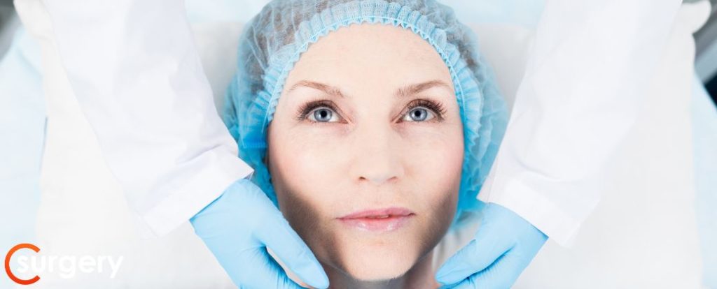 אישה עומדת להיות מורדמת לקראת משקפיים אחרי ניתוח קטרקט
 ובצד שמאל למטה לוגו אתר surgery